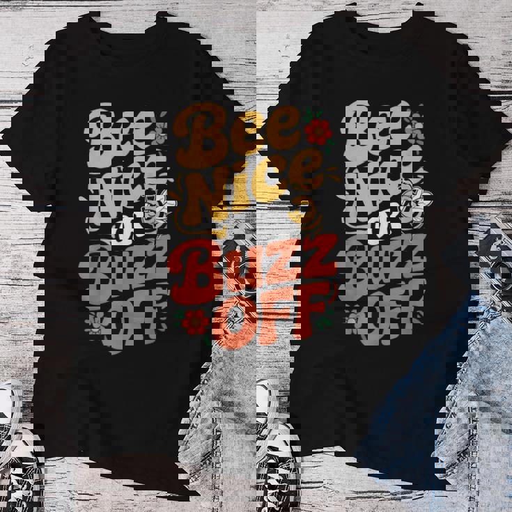 ミツバチ 養蜂家 ミツバチの巣立ち Bee Nice Or Buzz Off レディースTシャツ 面白い贈り物