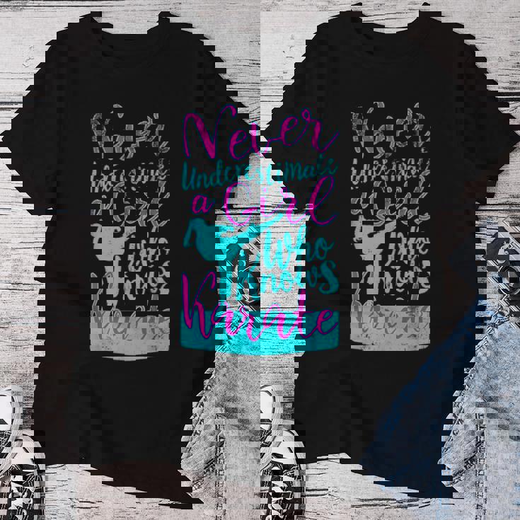 空手を知っている女の子を過小評価してはいけない面白い名言 レディースTシャツ 面白い贈り物