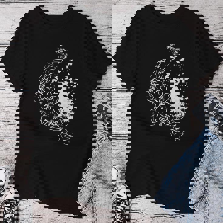 花柄の三日月と蝶を持った猫。 レディースTシャツ 面白い贈り物