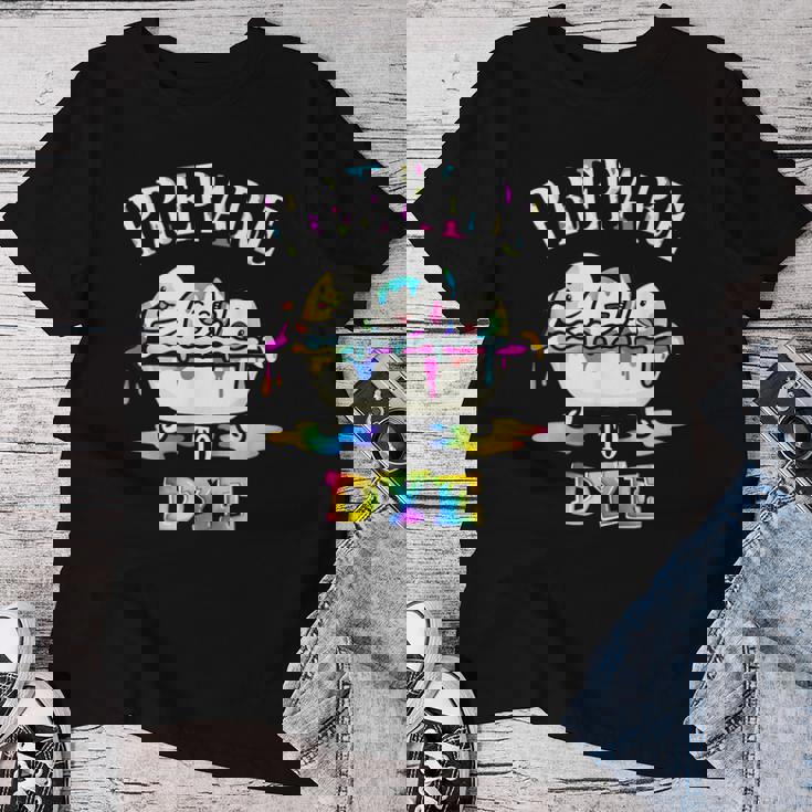 面白いイースターしゃれ。染める準備をする卵狩り。男性、女性、子供用。 レディースTシャツ 面白い贈り物