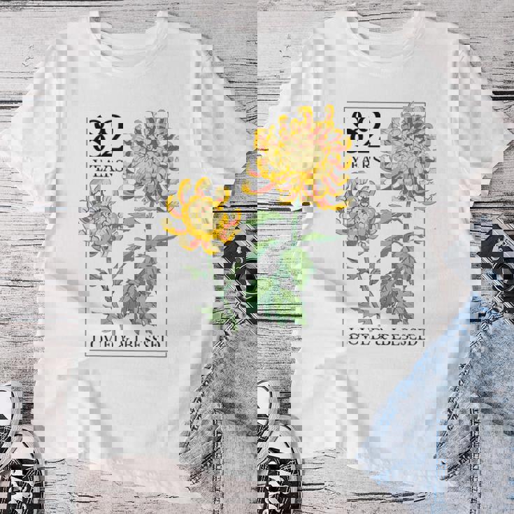 82 Years Loved And Blessed 花柄 フラワースタンプ 82歳の誕生日 レディースTシャツ 面白い贈り物