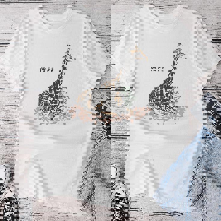 Giraffe キリン イラスト おしゃれ かっこいい キリンの絵 リアル 熱帯の花 野生生物 キリン好き レディースTシャツ 面白い贈り物