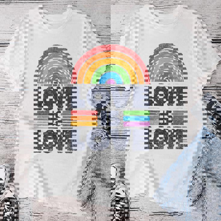 Lgbtq Love Is Love Gay Pride Lgbt Ally Rainbow Flagintage レディースTシャツ 面白い贈り物