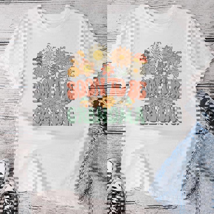 Soon To Be Grandma Expecting Baby Daisy Groovy Wildflower レディースTシャツ 面白い贈り物