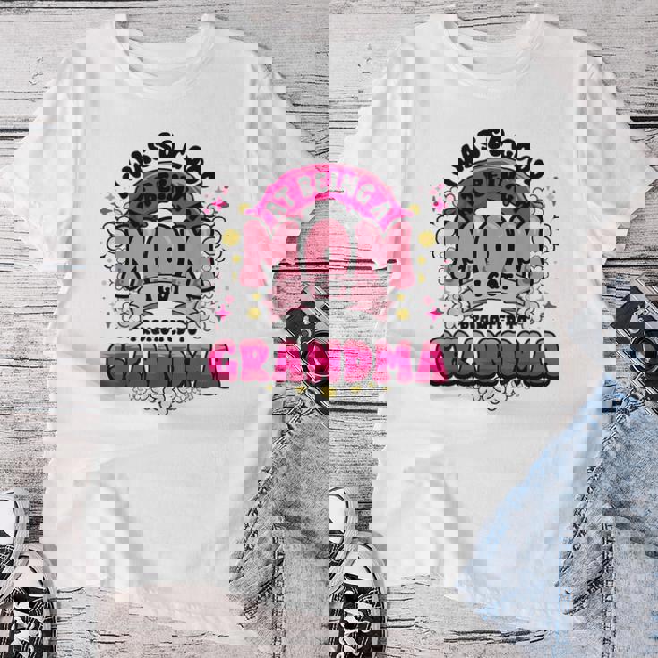 お母さんはおばあちゃんに昇進しました新しいおばあちゃんママ面白い母の日 レディースTシャツ 面白い贈り物