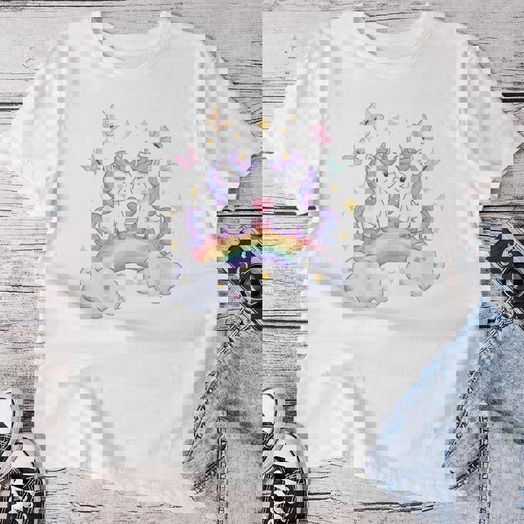 キッズ ユニコーンバタフライは、女の子向けの心と虹のアートを備えています レディースTシャツ 面白い贈り物