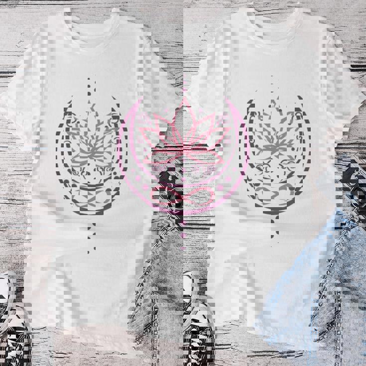 月と無限のシンボルの蓮 ヨガと禅 蓮の花 レディースTシャツ 面白い贈り物