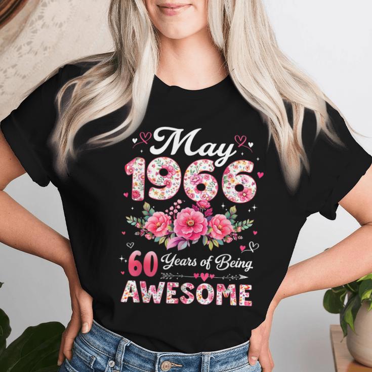 60歳 1966年5月 花柄 60歳 誕生日 男性 女性 レディースTシャツ 彼女への贈り物