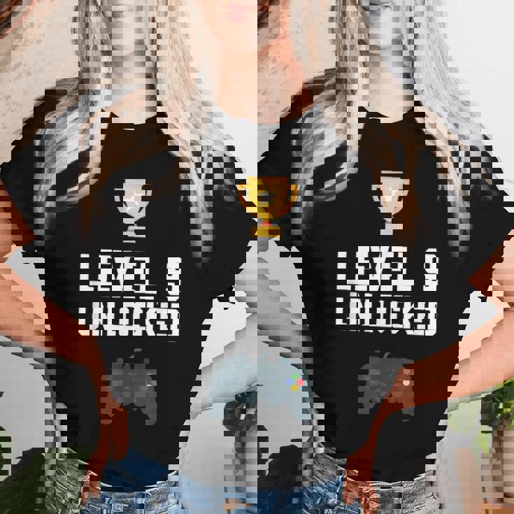 9歳 誕生日シャツ 男の子 女の子 ギフト 9歳 レベルアップ ゲーマー レディースTシャツ 彼女への贈り物