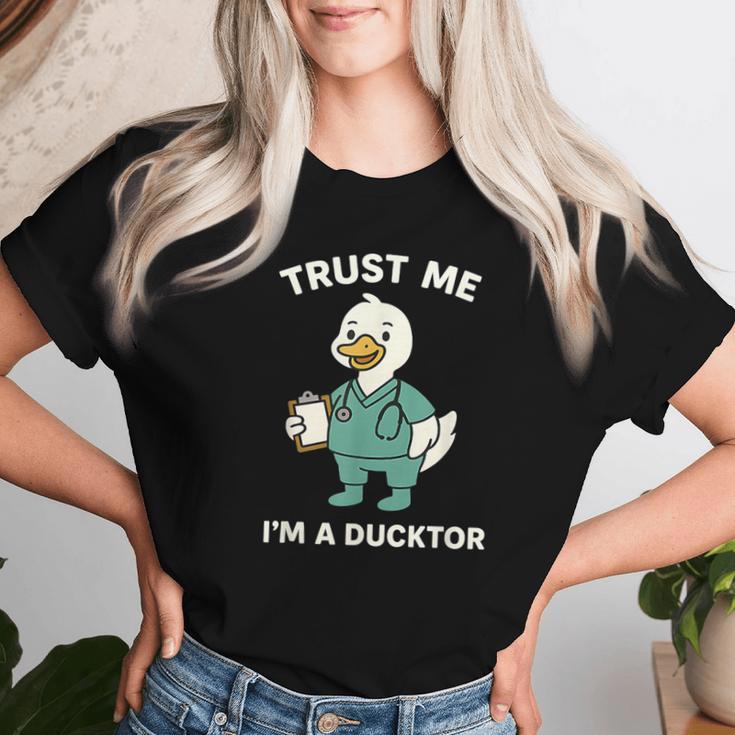 Trust Me I'm A Ducktor メディカルしゃれクワック ダックドクター レディースTシャツ 彼女への贈り物