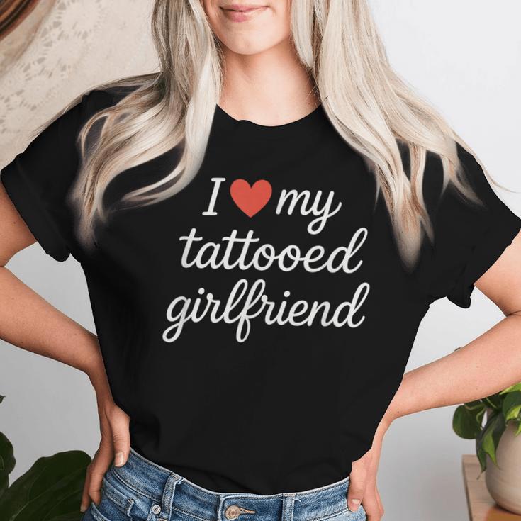 I Heart My Tattooed Girlfriend かわいいレッドハートデザイン レディースTシャツ 彼女への贈り物