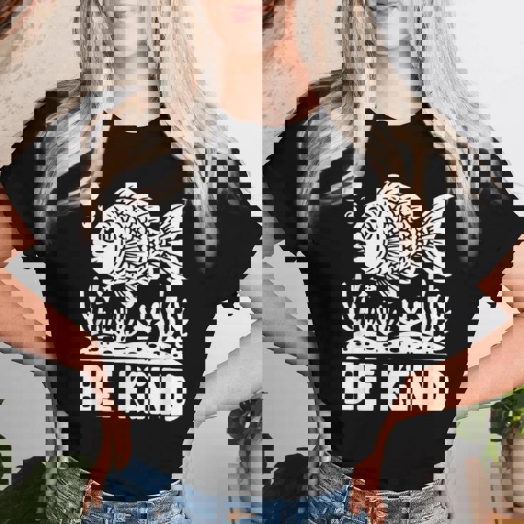 Be Kind Fish 学校教師の初日おめでとう レディースTシャツ 彼女への贈り物