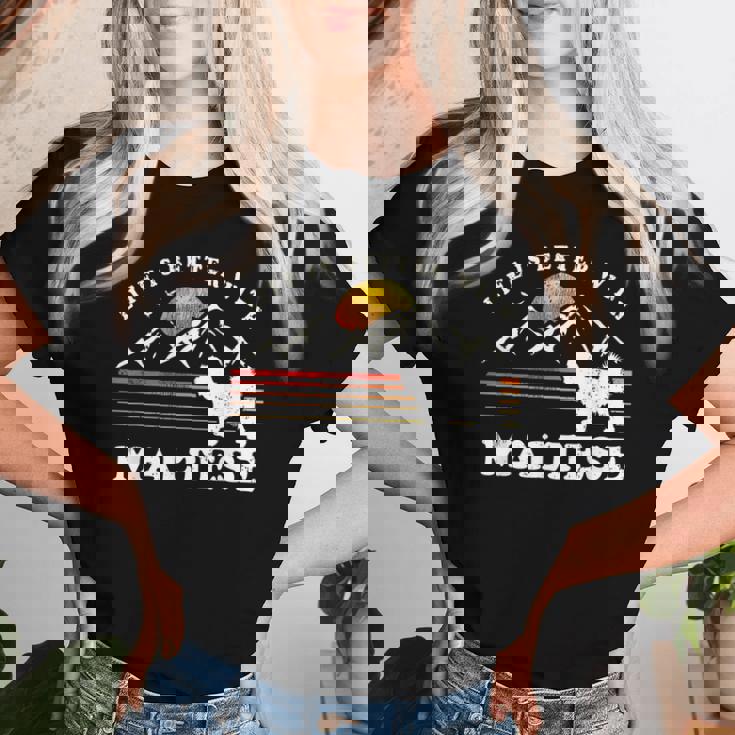 Life Better マルチーズ ビンテージ Dog Mom Dad レディースTシャツ 彼女への贈り物