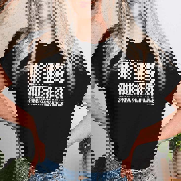 My Wife Made Me Fat Unhinged Dad Joke 不潔なミーム ぽっちゃり レディースTシャツ 彼女への贈り物