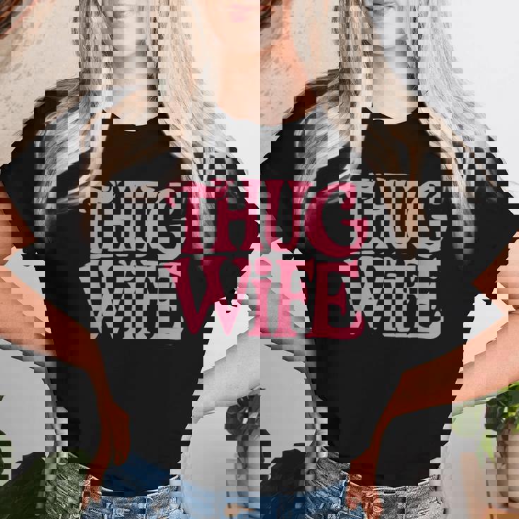 Pink Thug Wife クラシックなギャングスタイルのレトロなステートメント レディースTシャツ 彼女への贈り物