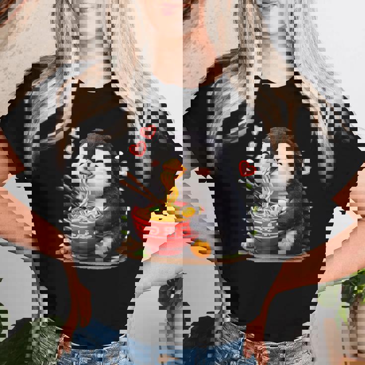 ペンギン食べる ラーメン 麺 ペンギン 男の子 女の子 キッズ 大人 レディースTシャツ 彼女への贈り物