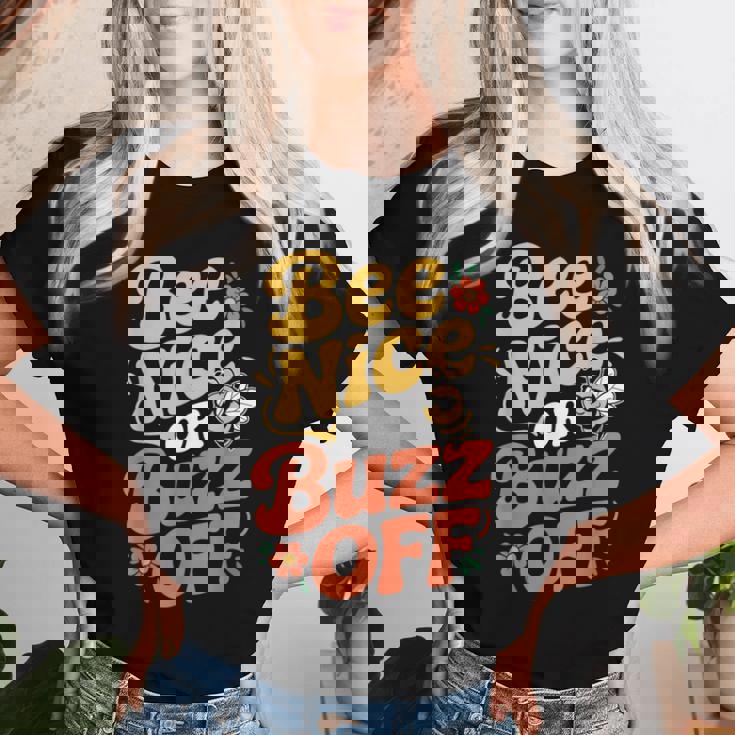 ミツバチ 養蜂家 ミツバチの巣立ち Bee Nice Or Buzz Off レディースTシャツ 彼女への贈り物