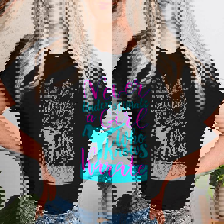 空手を知っている女の子を過小評価してはいけない面白い名言 レディースTシャツ 彼女への贈り物