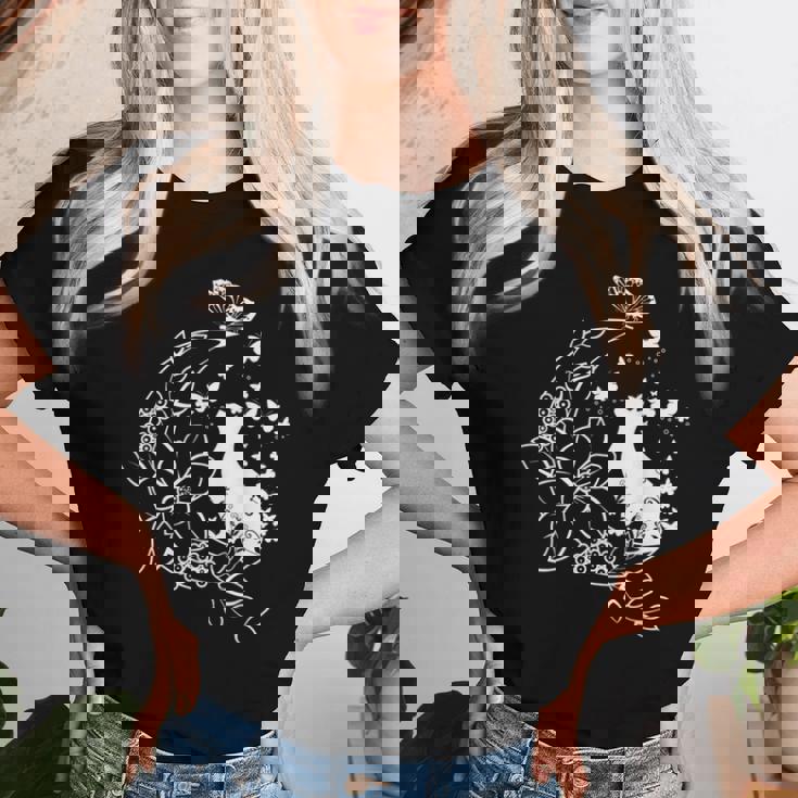 花柄の三日月と蝶を持った猫。 レディースTシャツ 彼女への贈り物