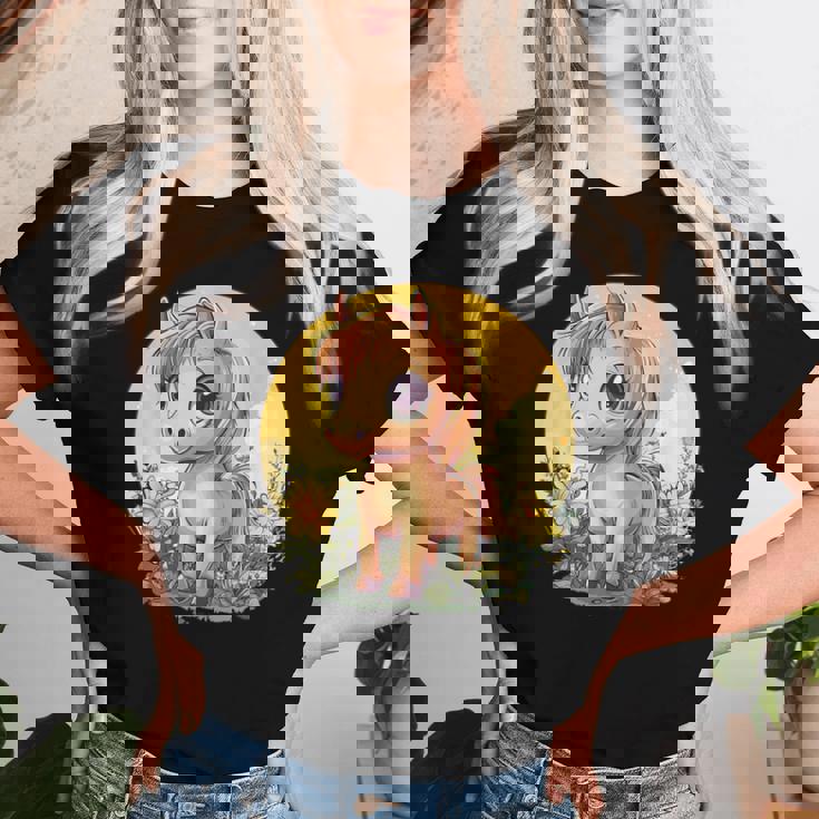 花畑に大きな目を持つかわいいポニー レディースTシャツ 彼女への贈り物