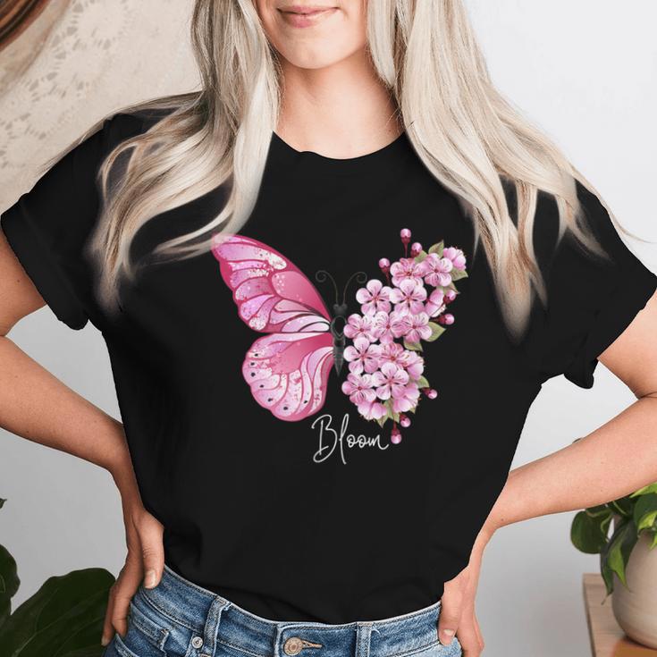 蝶と花、日本の桜と蝶 レディースTシャツ 彼女への贈り物