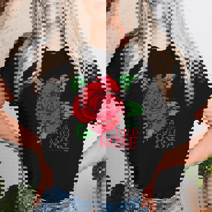 赤いバラとi'm A Wild Roseの花のデザイン レディースTシャツ 彼女への贈り物