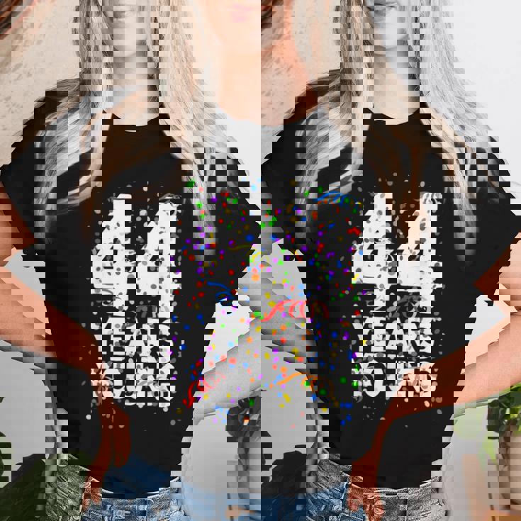 面白い44歳 若い44歳の誕生日おめでとうシャツ 男性用 女性用 レディースTシャツ 彼女への贈り物