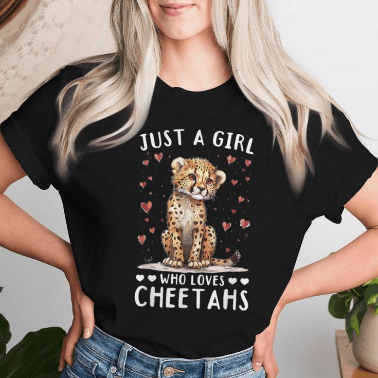 面白いチーターアニマル。チーターが大好きな女の子だけ。 レディースTシャツ 彼女への贈り物