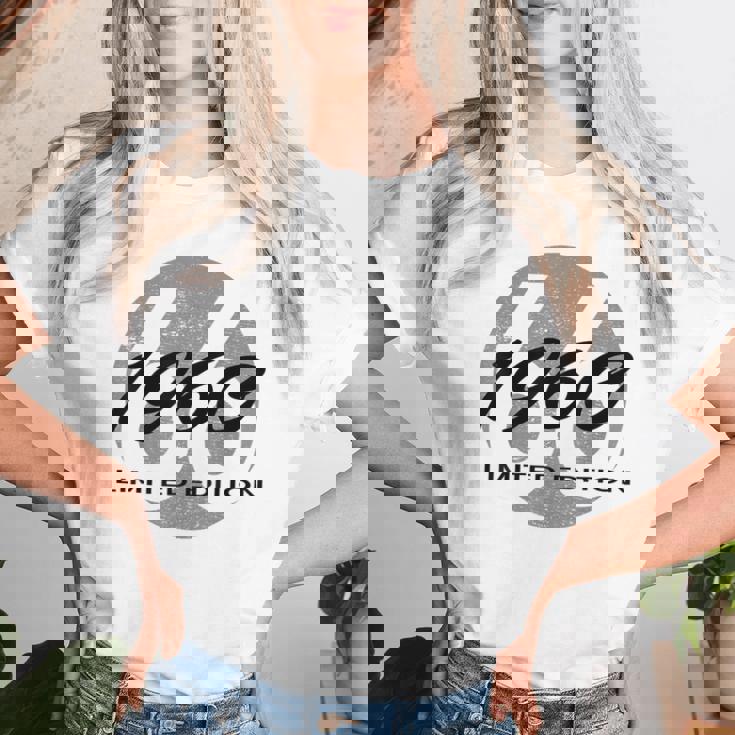 66歳の誕生日 男性 女性 66歳 1960年 面白い ギフト レディースTシャツ 彼女への贈り物