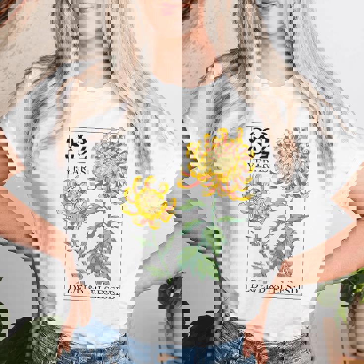 82 Years Loved And Blessed 花柄 フラワースタンプ 82歳の誕生日 レディースTシャツ 彼女への贈り物