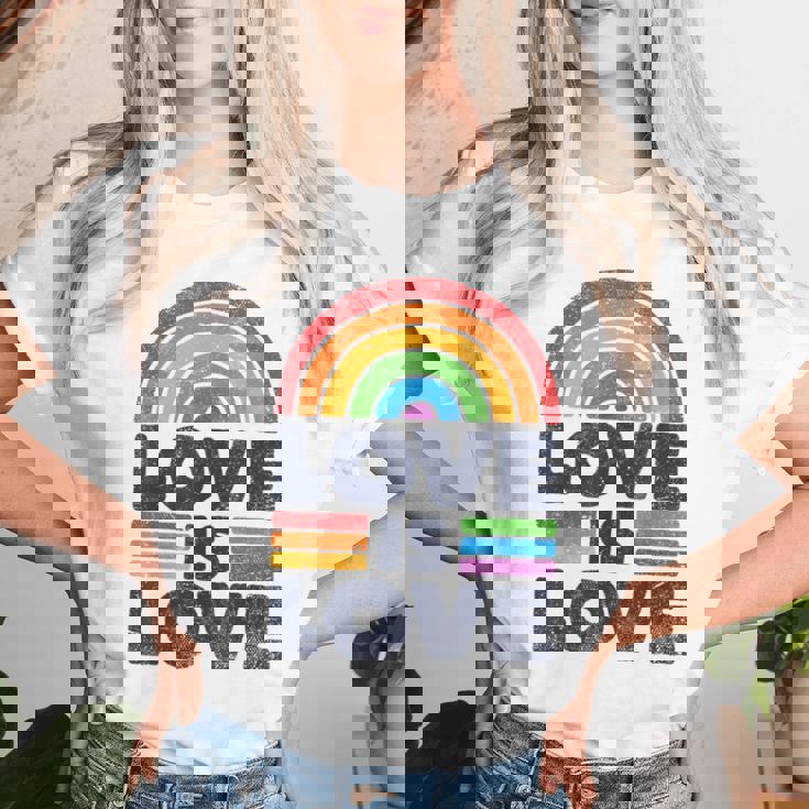 Lgbtq Love Is Love Gay Pride Lgbt Ally Rainbow Flagintage レディースTシャツ 彼女への贈り物