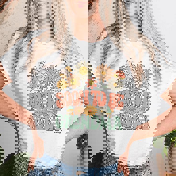 Soon To Be Grandma Expecting Baby Daisy Groovy Wildflower レディースTシャツ 彼女への贈り物