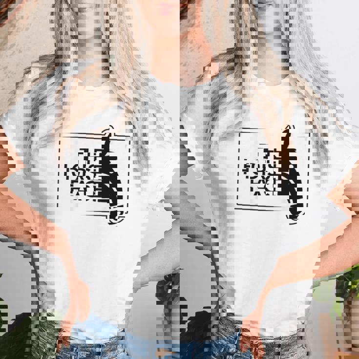 【バックプリント・背中側】ザ・ホース・フェイス The Horse Face 午年 馬 2026 パロディ レディースTシャツ 彼女への贈り物