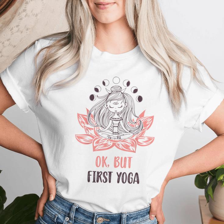 蓮の花 ハタ ヴィンヤサ アクロ ヨガ スピリチュアル デコレーション 月 レディースTシャツ 彼女への贈り物