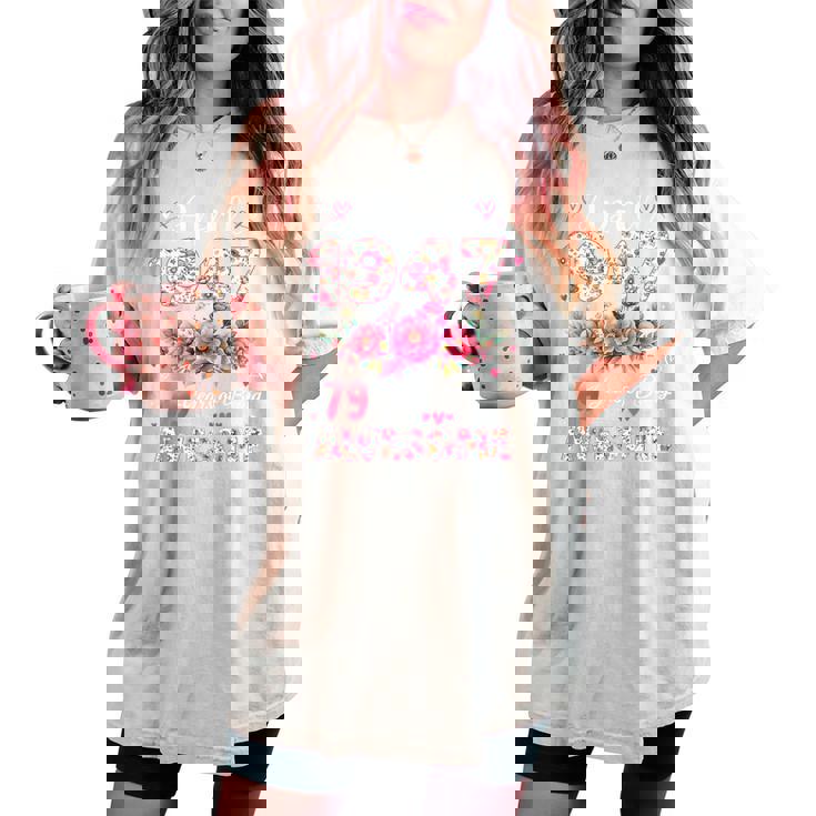 オンバック 79歳 1947年4月 花柄 79歳の誕生日 レディースオーバーサイズコンフォートTシャツ