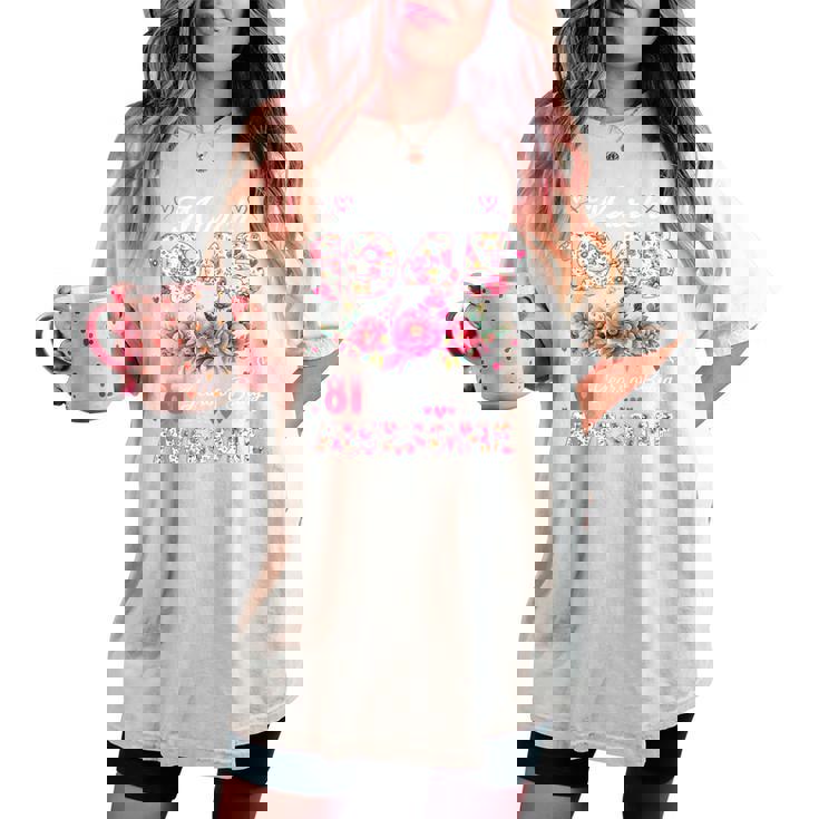 オンバック 81歳 1945年3月 花柄 81歳の誕生日 レディースオーバーサイズコンフォートTシャツ