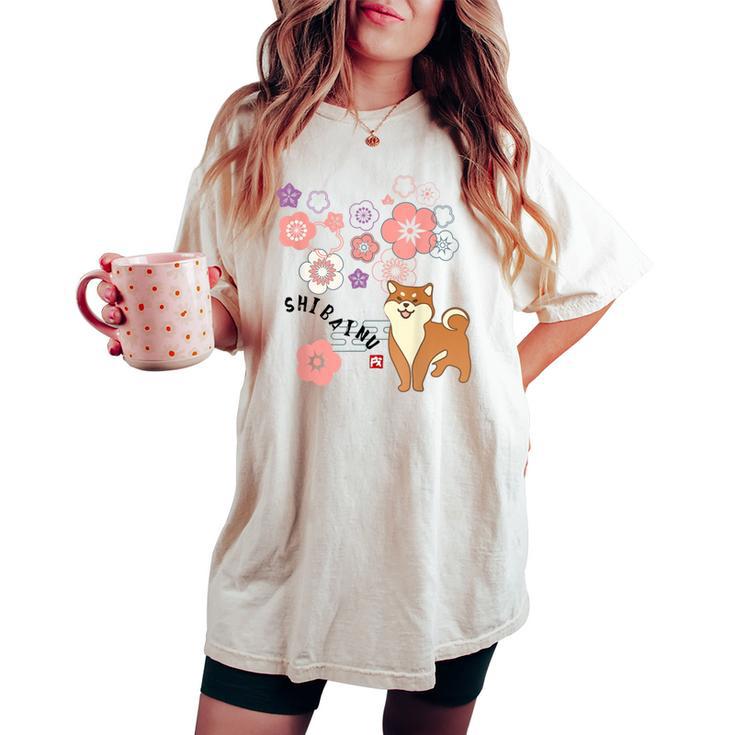 柴犬 梅の花 和柄 かわいいイラスト 犬好き お花見 レディースオーバーサイズコンフォートTシャツ 柴犬 梅の花 和柄 かわいいイラスト 犬好き お花見 レディースオーバーサイズコンフォートTシャツ