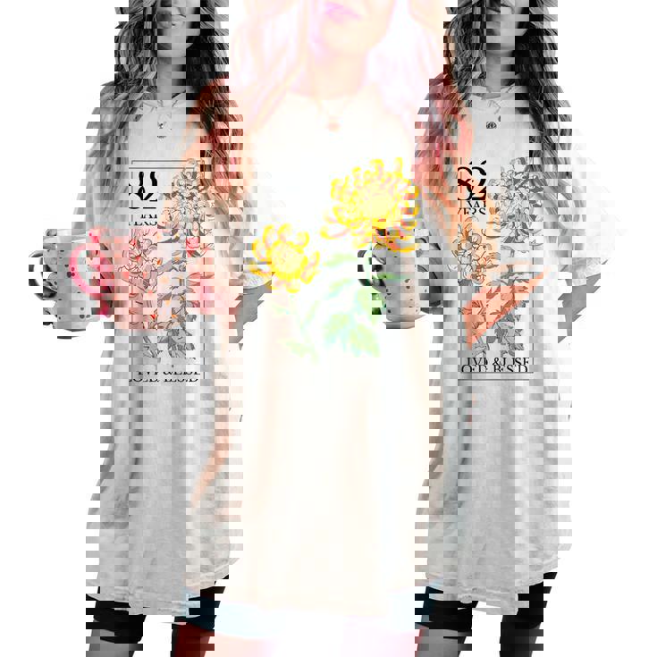 82 Years Loved And Blessed 花柄 フラワースタンプ 82歳の誕生日 レディースオーバーサイズコンフォートTシャツ