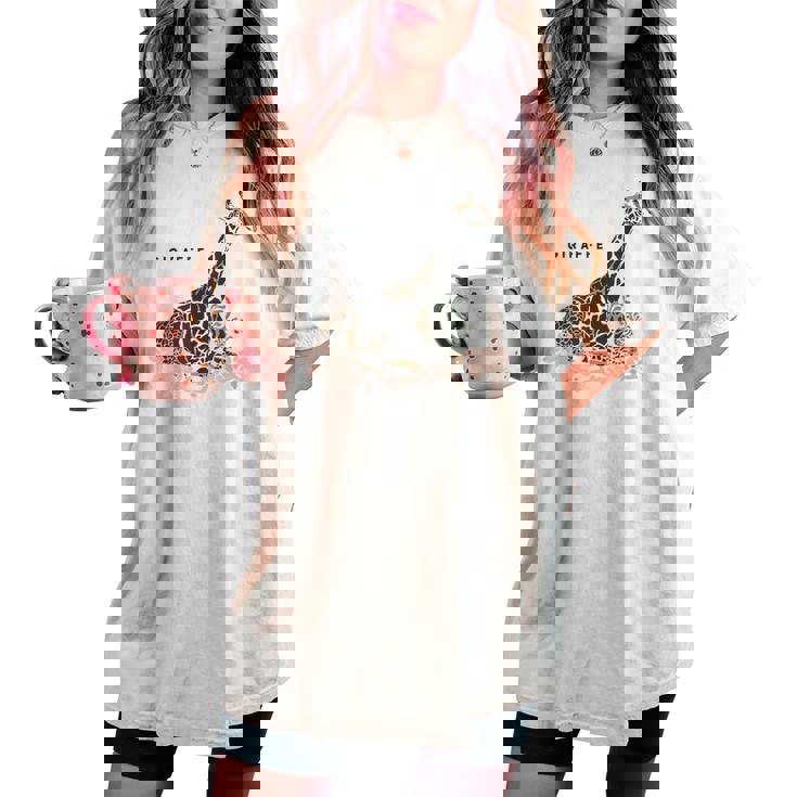 Giraffe キリン イラスト おしゃれ かっこいい キリンの絵 リアル 熱帯の花 野生生物 キリン好き レディースオーバーサイズコンフォートTシャツ