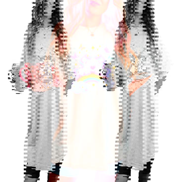 キッズ ユニコーンバタフライは、女の子向けの心と虹のアートを備えています レディースオーバーサイズコンフォートTシャツ