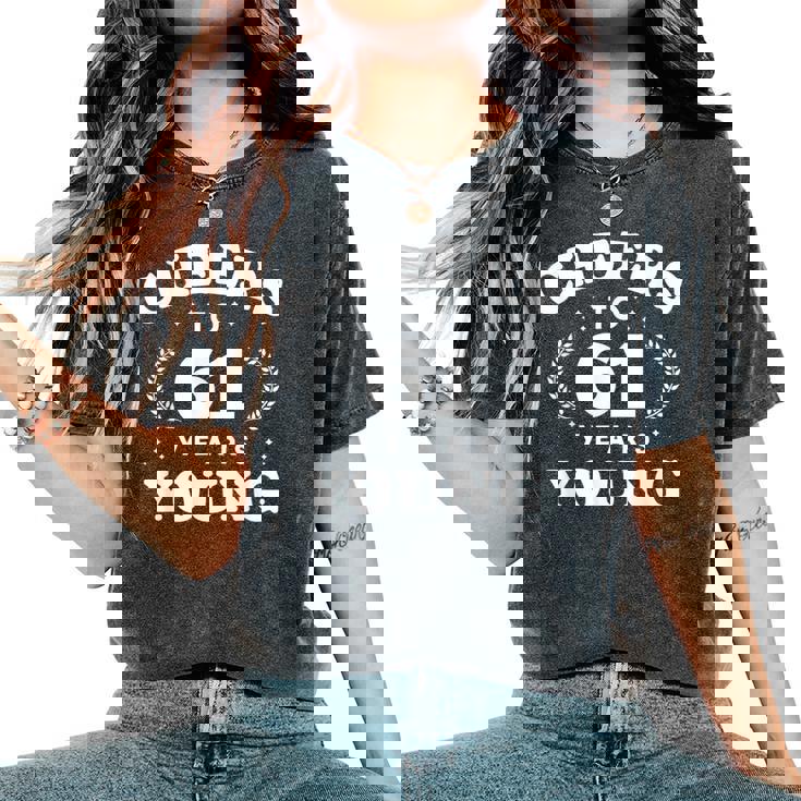 Cheers To 61歳 若い 61歳 61歳 誕生日 男性 女性 レディースオーバーサイズコンフォートTシャツ