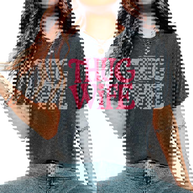 Pink Thug Wife クラシックなギャングスタイルのレトロなステートメント レディースオーバーサイズコンフォートTシャツ