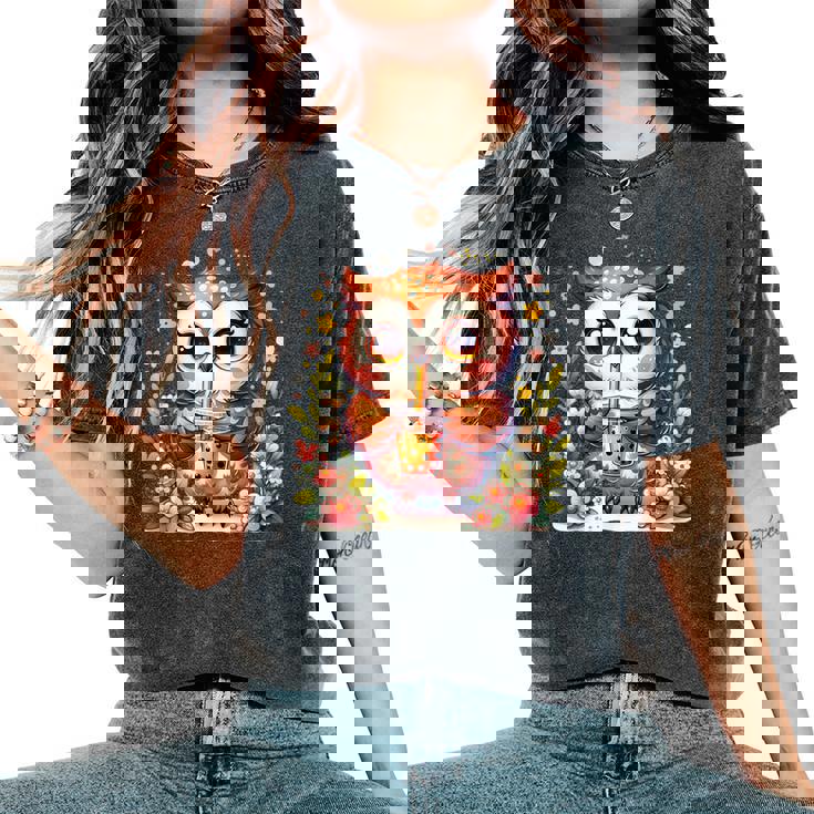 フクロウ ドリンク ボバ ティー ボヘミアン 羽 女の子 花 ニューエイジ レディースオーバーサイズコンフォートTシャツ