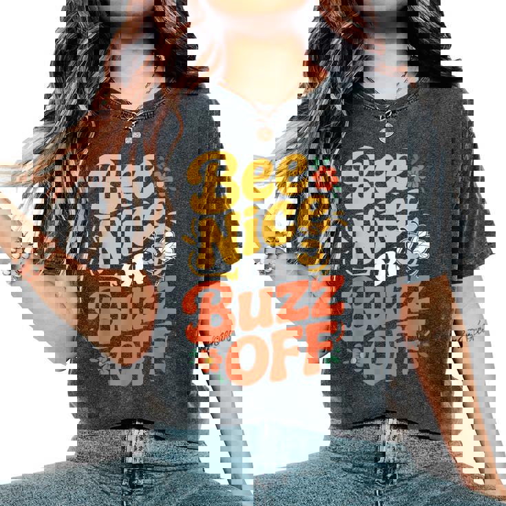 ミツバチ 養蜂家 ミツバチの巣立ち Bee Nice Or Buzz Off レディースオーバーサイズコンフォートTシャツ