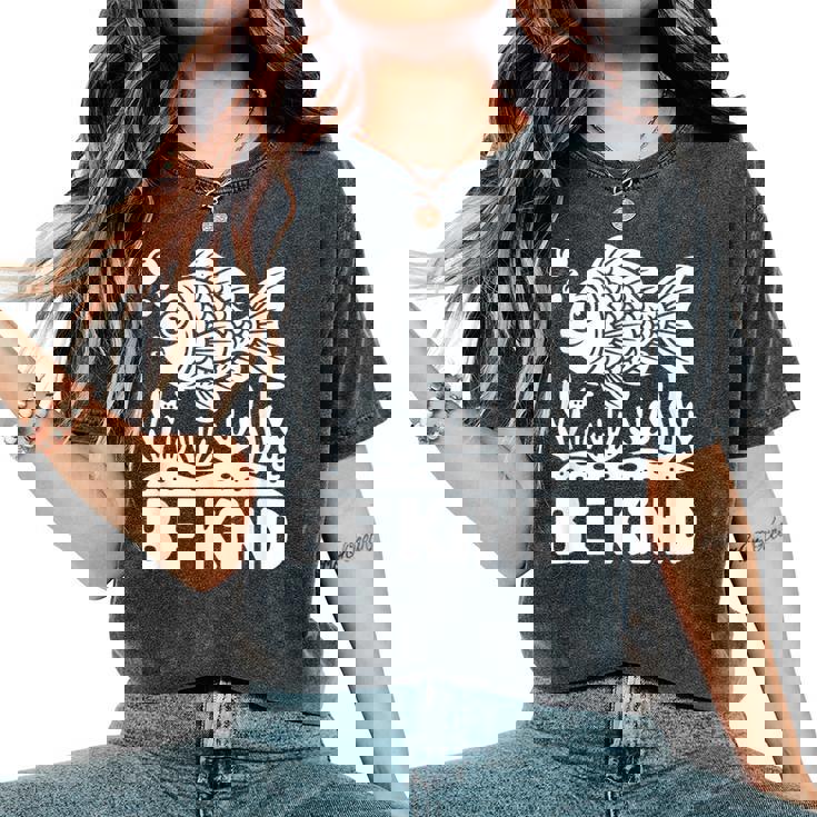 Be Kind Fish 学校教師の初日おめでとう レディースオーバーサイズコンフォートTシャツ