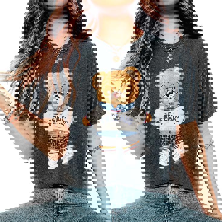 クールなテディベアの女の子と無料の抱擁イラストグラフィック。 レディースオーバーサイズコンフォートTシャツ