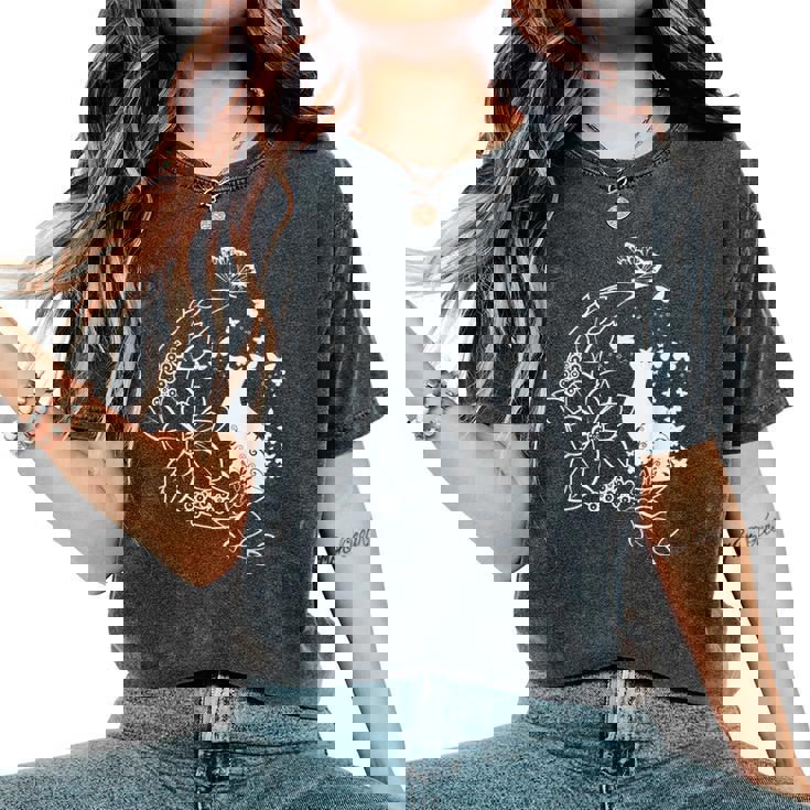 花柄の三日月と蝶を持った猫。 レディースオーバーサイズコンフォートTシャツ 花柄の三日月と蝶を持った猫。 レディースオーバーサイズコンフォートTシャツ