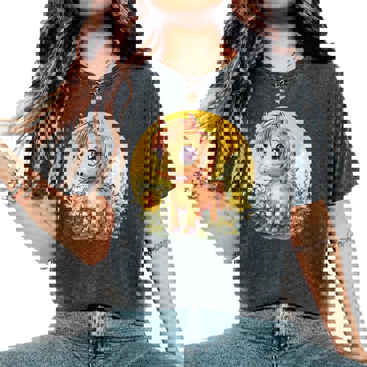 花畑に大きな目を持つかわいいポニー レディースオーバーサイズコンフォートTシャツ