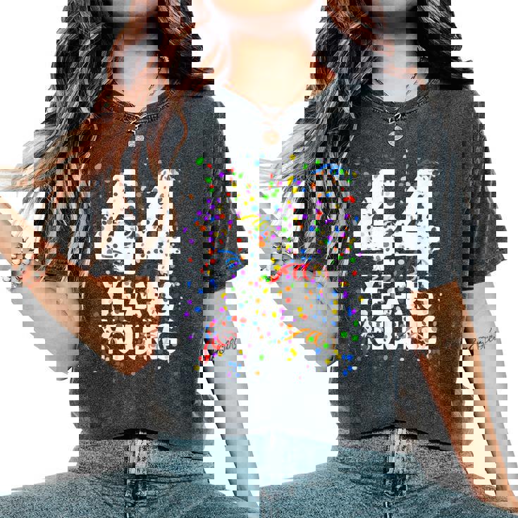 面白い44歳 若い44歳の誕生日おめでとうシャツ 男性用 女性用 レディースオーバーサイズコンフォートTシャツ