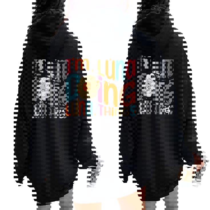 I'm Luna Doing Luna Things Groovy Retro Luna レディース オーバーサイズ パーカー バックプリント